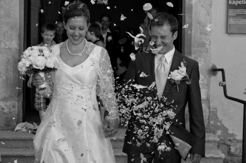 groom,fidance,bride,wedding,flowers,throwing,flowers,b+w,black and white,0520-347-Edit
