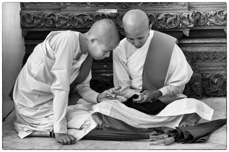 nuns,mobile phone,cell,Asia, b+w, Burma Myan, Myanmar Rangoon Ya, pagode, Rangoon Yangon pagode, Yangon pagode,0535-0134-Edit-2